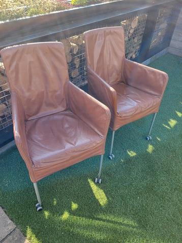 6 leren stoelen  met wieltjes beschikbaar voor biedingen