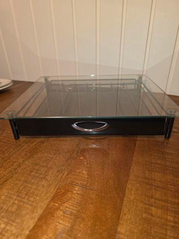 Glazen plank met lade beschikbaar voor biedingen