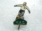 speldje voetballer N.A.C., Verzamelen, Speldjes, Pins en Buttons, Ophalen of Verzenden, Gebruikt, Overige onderwerpen