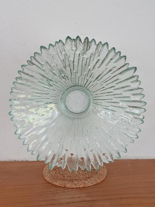 Decoratieve glazen schaal, 20 cm. doorsnee/6 cm. hoog, Huis en Inrichting, Woonaccessoires | Schalen en Manden, Zo goed als nieuw