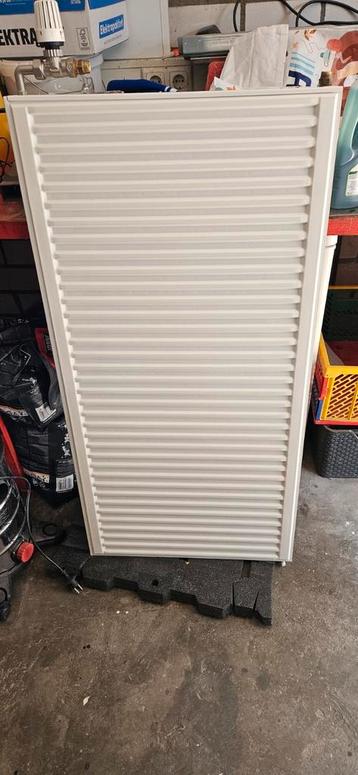 Radiator met thermostaatkraan  beschikbaar voor biedingen