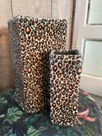 Twee vazen met velours luipaard hoezen, Ophalen of Verzenden, Zo goed als nieuw, Overige kleuren, Minder dan 50 cm