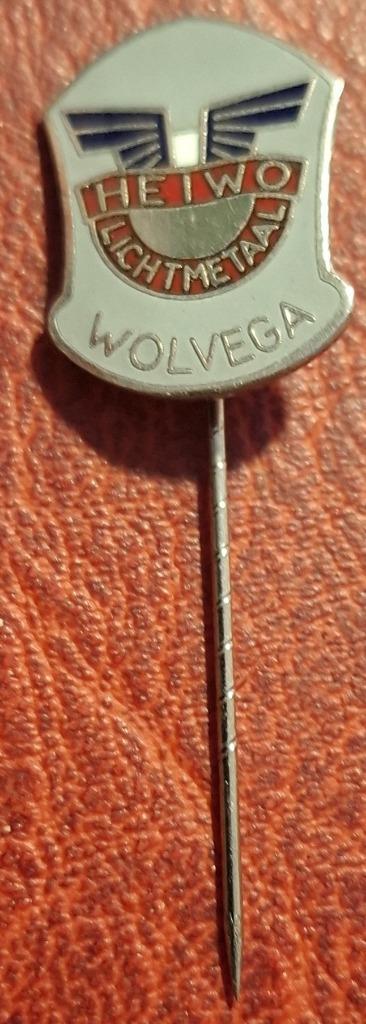 speld Heiwo Lichtmetaal  Wolvega (B4704), Verzamelen, Speldjes, Pins en Buttons, Gebruikt, Speldje of Pin, Stad of Land, Verzenden
