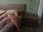 Ledikant met achterwand en twee nachtkastjes, Huis en Inrichting, Slaapkamer | Nachtkastjes, Ophalen, Zo goed als nieuw