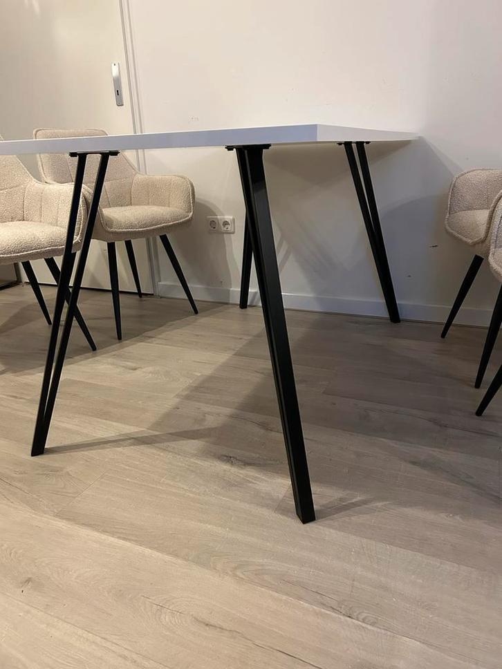 Witte hoogglans eettafel met zwarte poten, Huis en Inrichting, Tafels | Eettafels, Gebruikt, 50 tot 100 cm, 100 tot 150 cm, tot twee personen