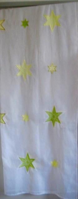 2 MOOIE WITTE  VITRAGES MET VROLIJK GEKLEURDE STERRETJES ( K, Huis en Inrichting, Stoffering | Gordijnen en Lamellen, Zo goed als nieuw