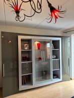 Vintage wandkast met vitrine, Huis en Inrichting, Ophalen, 250 tot 300 cm, 200 cm of meer, Zo goed als nieuw