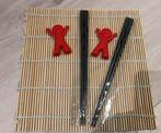Nieuw sushi matje onderlegger + chopsticks + poppetjes, Ophalen of Verzenden, Nieuw, Overige materialen, Bestekset