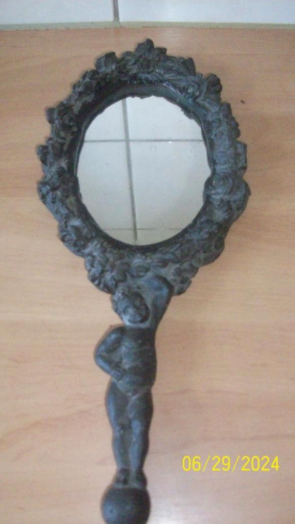 Brocante handspiegel met houten handvat en omlijsting, Antiek en Kunst, Curiosa en Brocante, Ophalen of Verzenden