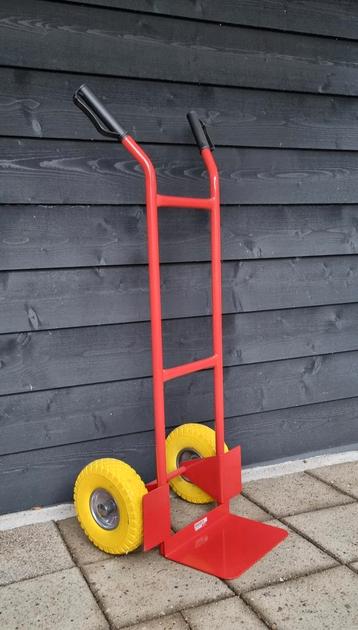 Nieuwe steekwagen met anti lek banden

100% Nieuw ( 0 KM )  beschikbaar voor biedingen
