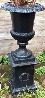 Gietijzeren tuinvaas / bloempot op sokkel, Ophalen, Gebruikt