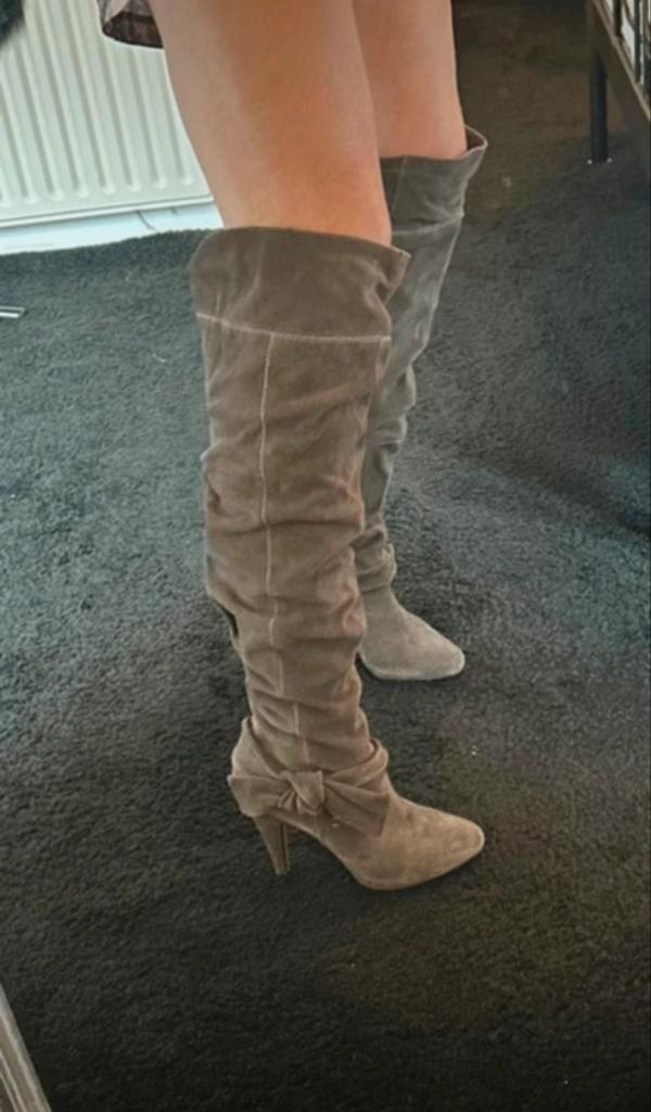 Bruine River Island Suède Overknee Laarzen - Maat 38, Kleding | Dames, Schoenen, Zo goed als nieuw, Hoge laarzen, Bruin, Ophalen of Verzenden