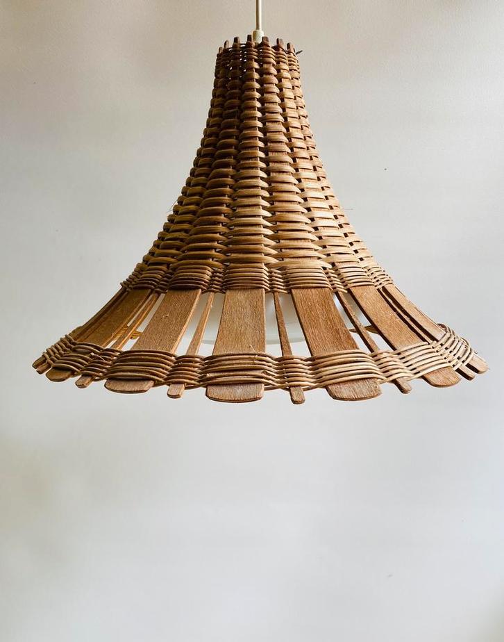 Rotan jaren 70 hanglamp met glazen binnenwerk, Huis en Inrichting, Lampen | Hanglampen, Gebruikt, Minder dan 50 cm, Glas, Hout