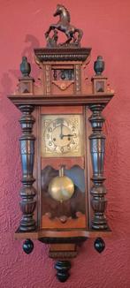 Antieke klok met paard, Ophalen