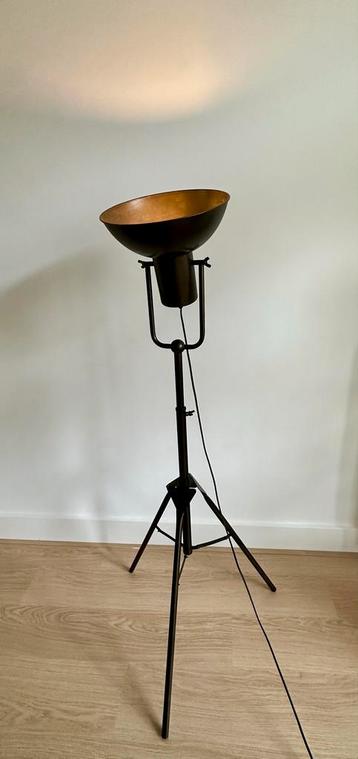 Industriële Vloerlamp beschikbaar voor biedingen