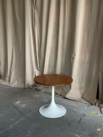 Tulip bijzettafel  beschikbaar voor biedingen