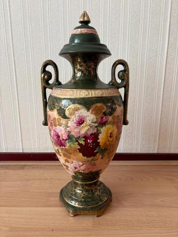 Decoratieve antieke stijl vaas met bloemen en goudaccenten beschikbaar voor biedingen