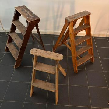 Set van drie oude (brocante) houten trapjes, ladders beschikbaar voor biedingen
