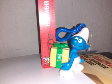 Smurf 9 cm sleutelhanger met pakje dat open kan  beschikbaar voor biedingen