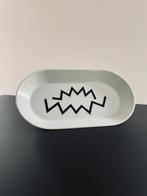 IKEA VÄRDERA schaal met grafisch motief – designklassieker, Huis en Inrichting, Keuken | Servies, Ophalen of Verzenden, Zo goed als nieuw