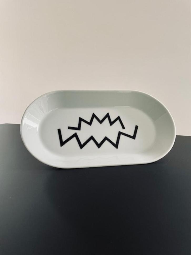IKEA VÄRDERA schaal met grafisch motief – designklassieker, Huis en Inrichting, Keuken | Servies, Zo goed als nieuw, Bord(en)