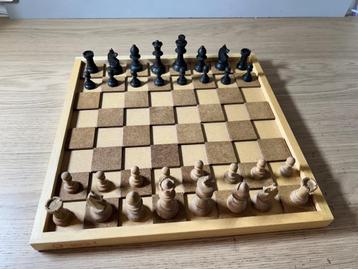 Houten Schaakbord met Schaakstukken (2) beschikbaar voor biedingen