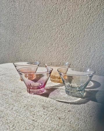 Vintage gekleurde glaasjes zomers pastel borrel tapas beschikbaar voor biedingen
