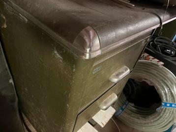 Lips vintage stalen bureau met marmoleum blad beschikbaar voor biedingen