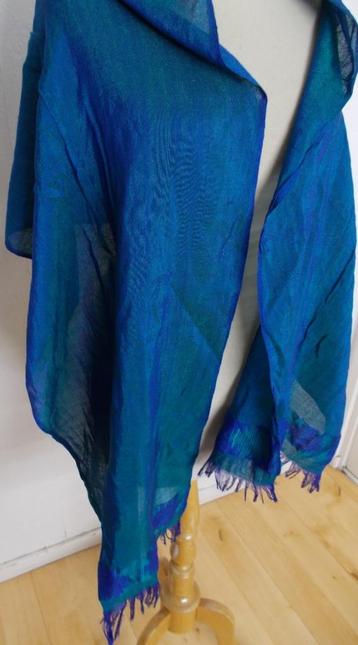 Aparte blauw/groene sjaal beschikbaar voor biedingen