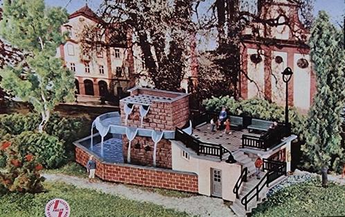 Faller HO B-160 - Moderne stadsfontein met kiosk, Hobby en Vrije tijd, Modeltreinen | H0, Zo goed als nieuw, Brug, Tunnel of Gebouw