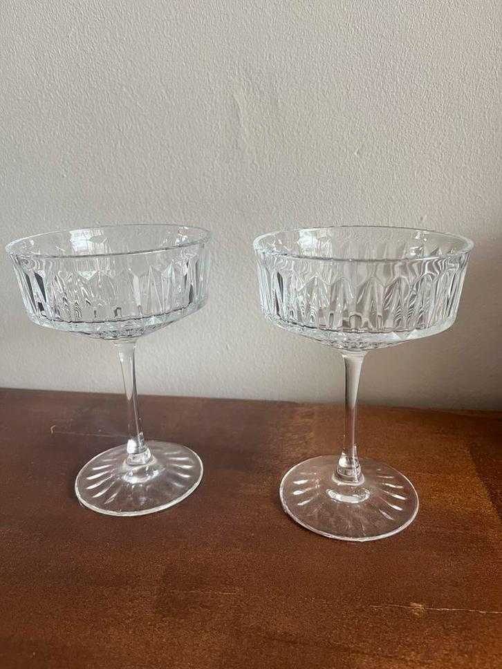 2 glasen schaaltjes op voet vintage, Verzamelen, Glas en Borrelglaasjes, Zo goed als nieuw, Overige typen, Ophalen of Verzenden