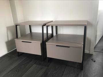 Set van twee nachtkastjes beschikbaar voor biedingen