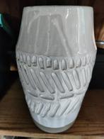 Trendy witte vaas. Ophalen voor kruidnoten, Wit, Aardewerk of Porselein, Ophalen of Verzenden, Zo goed als nieuw