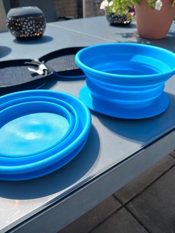Water en voerbak voor de hond. beschikbaar voor biedingen