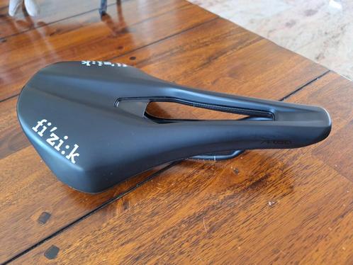 Fizik Argo Tempo R5 150 mm zgan zadel in zeer nette staat, Fietsen en Brommers, Overige Fietsen en Brommers, Zo goed als nieuw