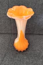 Vintage Murano glazen vaas bloem vorm oranje en wit, Antiek en Kunst, Antiek | Glas en Kristal, Verzenden