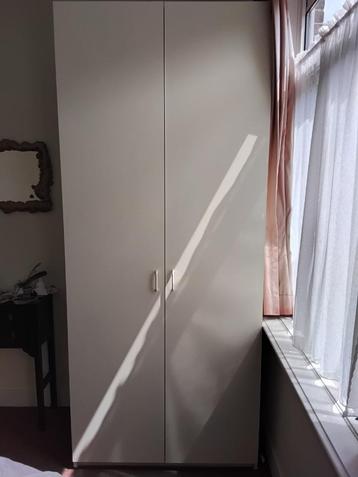 Lichtgele/witte hoge kledingkast 237,5 cm x 100,7  x 56,5 