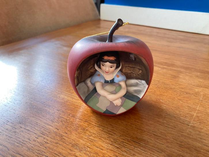 Sneeuwwitje appel “Sweet Surprise” beeldje ornament, Verzamelen, Disney, Zo goed als nieuw, Beeldje of Figuurtje, Sneeuwwitje of Doornroosje