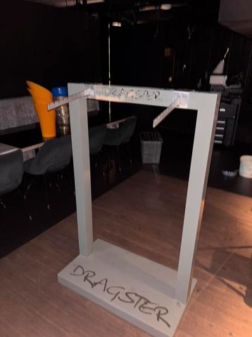 Dragster Kledingrek beschikbaar voor biedingen