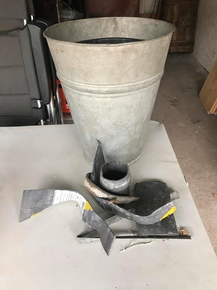 Zinken bloempot, stukken , 2 ringen onderkaant zinken teilen, Tuin en Terras, Tuinvazen, Gebruikt, Ophalen of Verzenden