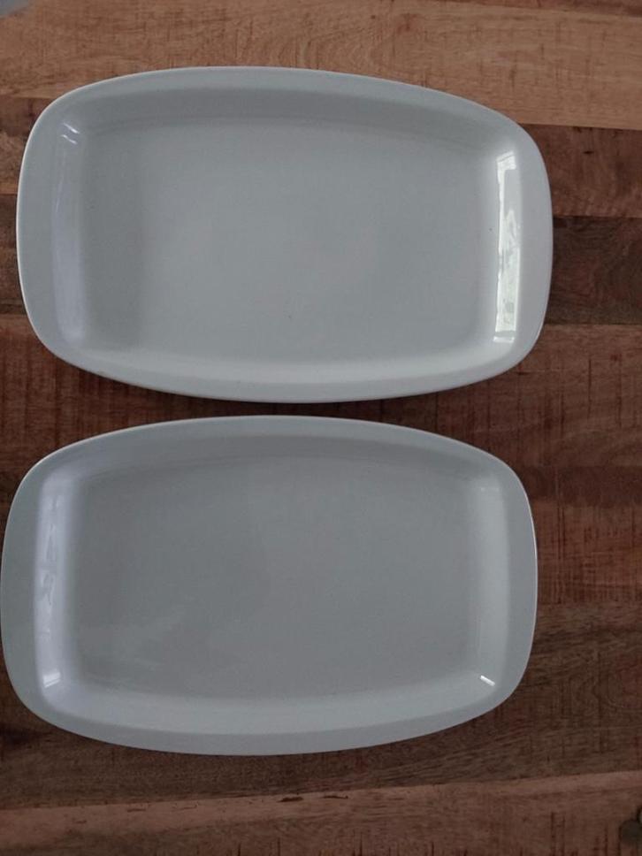 Twee witte serveerschalen, Huis en Inrichting, Keuken | Servies, Zo goed als nieuw, Schaal of Schalen, Effen, Keramiek, Ophalen