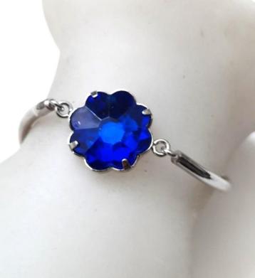 Zilverkleurig metalen armband met blauwe steen  beschikbaar voor biedingen