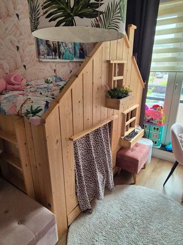 Houten bed huisje  beschikbaar voor biedingen
