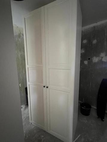 Hoge witte PAX-kast van IKEA