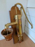 Antieke water pomp van koper met emmer op houten plaat, Ophalen, Koper