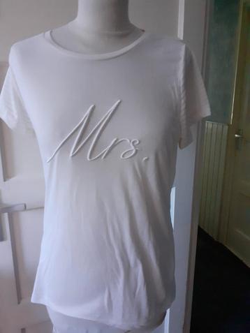 T shirt met Mrs erop mt L beschikbaar voor biedingen