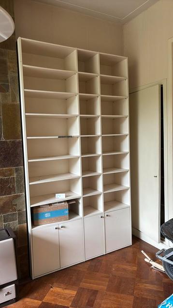 Hoge boekenkast met deuren