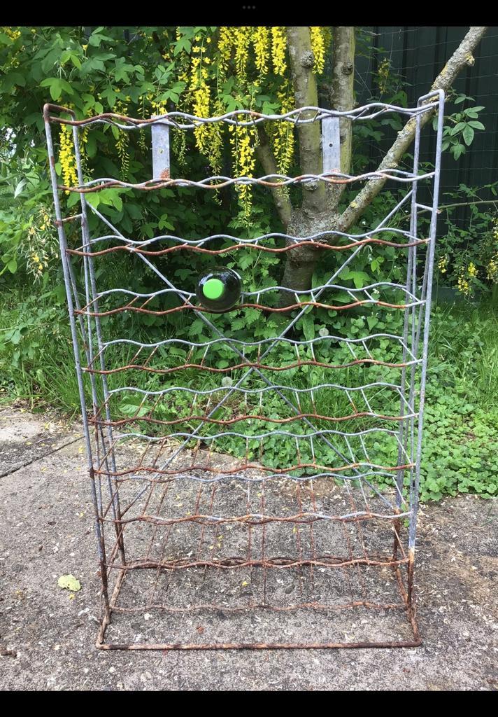 Oud wijn flessen rek flessenrek. Doorgeroeste stukjes metaal, Huis en Inrichting, Woonaccessoires | Wijnrekken, Zo goed als nieuw