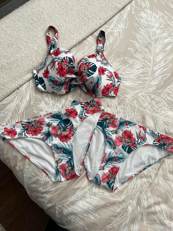 ZGAN! Leuke Hunkemoller bikini top maat 80E broek maat L& XL, Kleding | Dames, Badmode en Zwemkleding, Zo goed als nieuw, Bikini