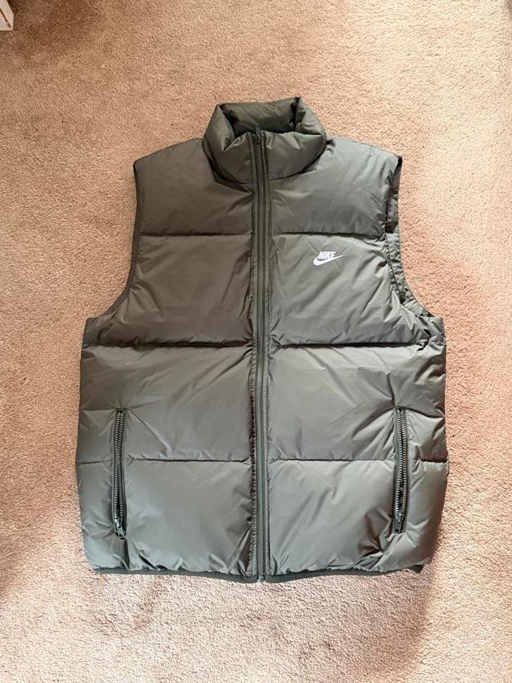 Nike Sportswear Bodywarmer Groen - Nieuw! Maat M en L, Kleding | Heren, Bodywarmers, Nieuw, Maat 48/50 (M), Groen, Ophalen of Verzenden